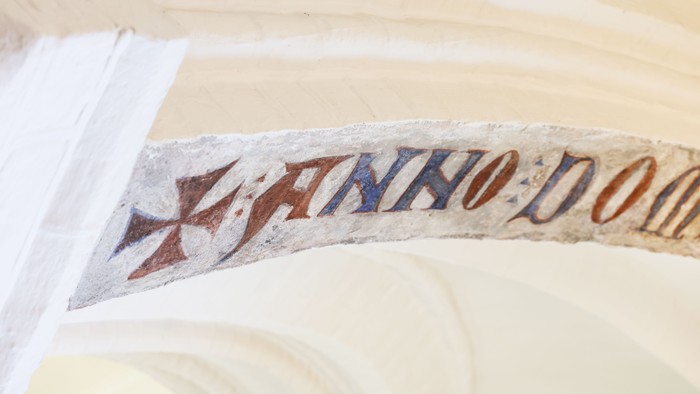 Bue med kors og indskriften 