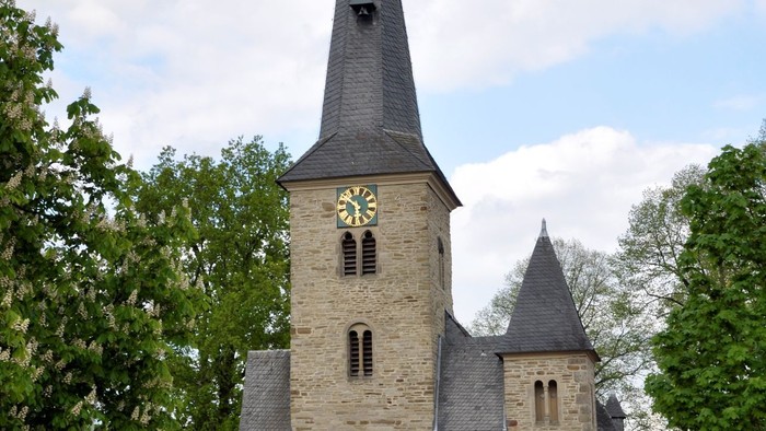 Das Bild zeigt die Dorfkirche in Wengern