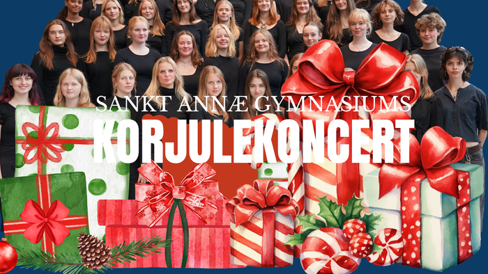 Et festligt gruppefoto fra Sankt Anne Gymnasiums julekoncert med juleinspirerede gaveæsker og sløjfer.