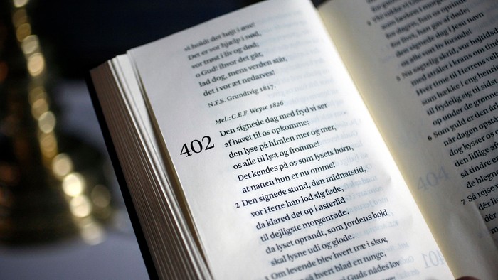 En bog med teksten nr. 402 i et af kapitelne.