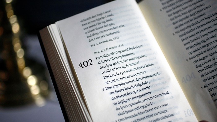 En bog med teksten nr. 402 i et af kapitelne.