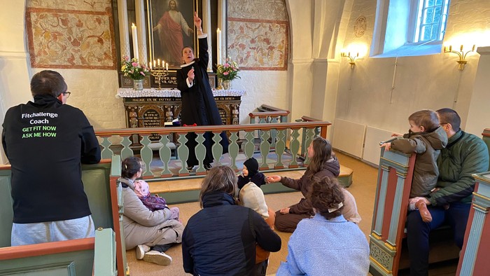 Mennesker, der beder i kirken