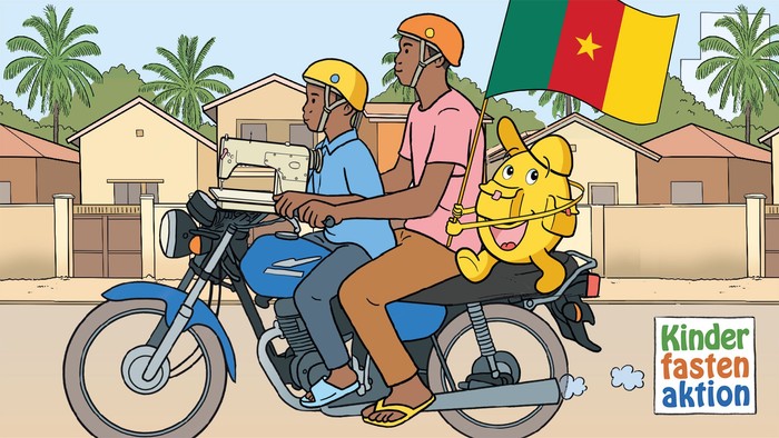 Zwei Personen fahren mit einem Motorrad, auf dem ein Stofftier als Passagier sitzt, vor einem tropischen Hintergrund mit einer Flagge.