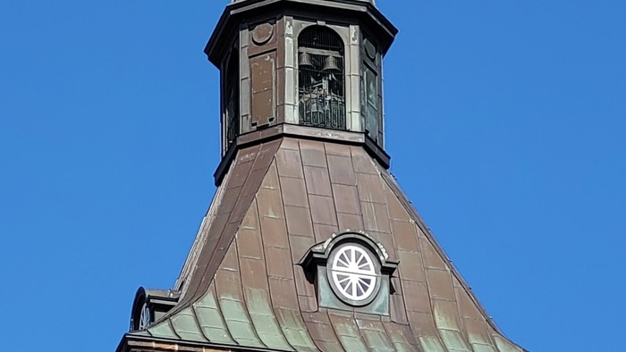 Tårn med klokke og ur.