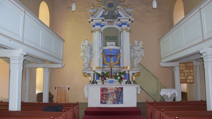 Innen-Ansicht der Kirche Rohrbeck mit dem barocken Kanzelaltar.