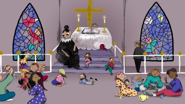 En kirkeinterior med glasmalet, hvor en gruppe af mennesker er samlet omkring en altertavle med en guldskulptur.