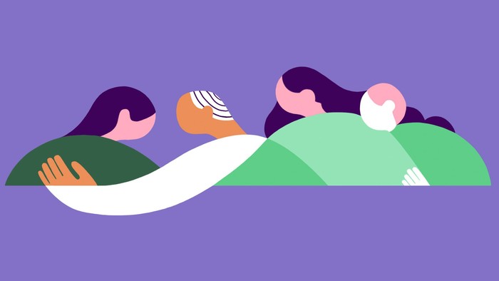 To børn hugger deres mor, der er omgivet af en hvid kurve.