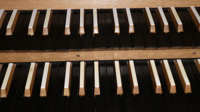 Zwei Reihen schwarzer und weißer Tasten eines Klaviers