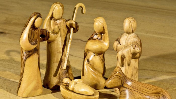 Holzfiguren der Heiligen Familie und Engel, traditionelle Krippe