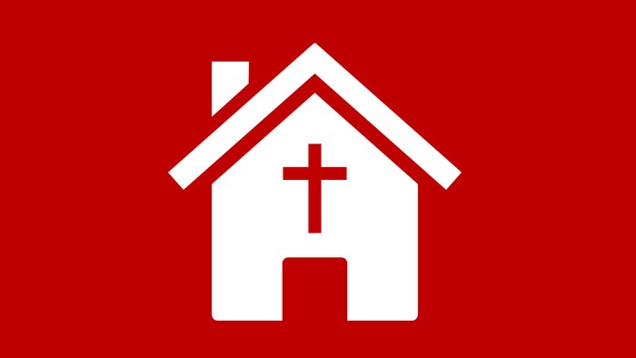 Et hvidt kirkehus med rødt kors på rød baggrund