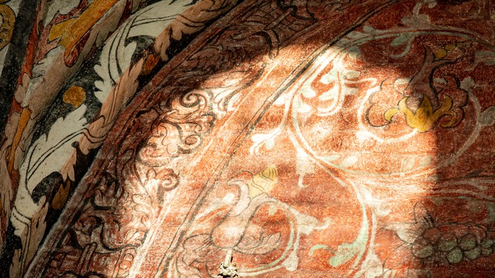 Dekorerede vægmaleri med blomster og bladmønstre