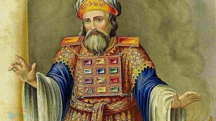 Un homme barbu en tenue militaire historique avec turban.