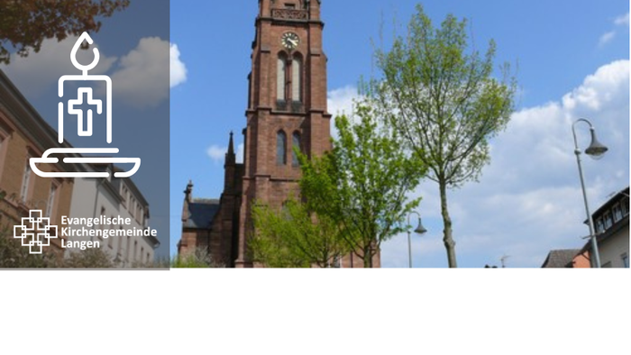 Bild zeigt Kirche mit hohem Turm und grünem Baum davor