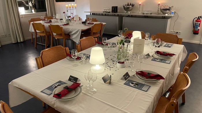 Gedeckter Tisch für das Krimidinner