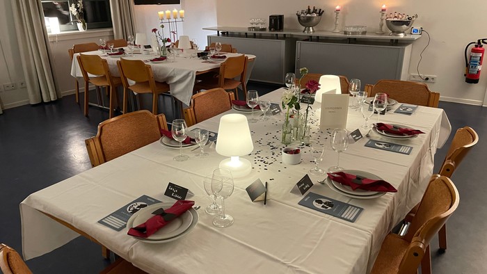 Gedeckter Tisch für das Krimidinner