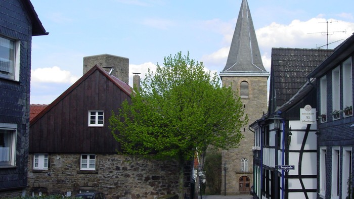 Ein malerisches Dorf mit alten Häusern und einer Kirche.