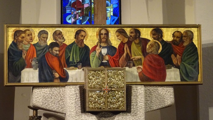 Das Bild zeigt eine religiöse Darstellung des letzten Abendmahls in einer Kirche.