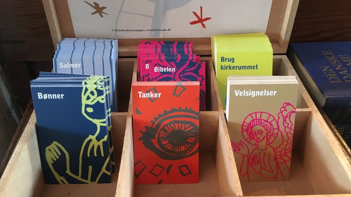 En skrin med farvede boks med danske ord og billeder