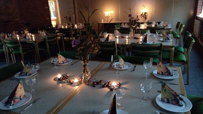 Restaurants indretning med bord og belysning