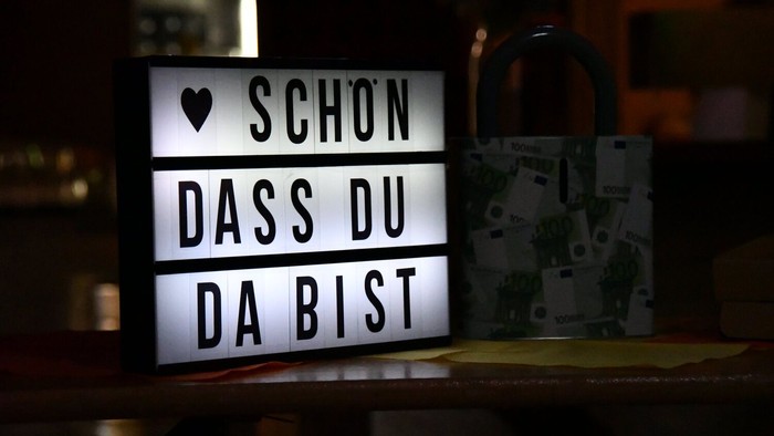 Das Schild zeigt die Botschaft 