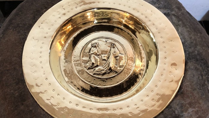 Guldfarvet badekar med indgraveret motiv i midten