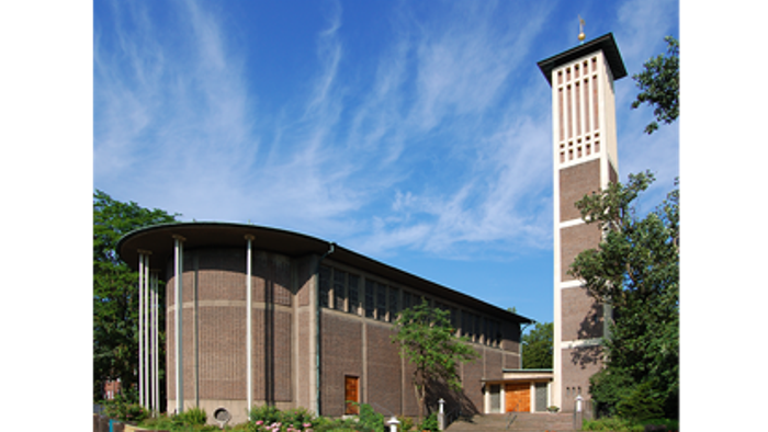 Kirchturm der Paul-Gerhardt Kirche mit Eingangsbereich