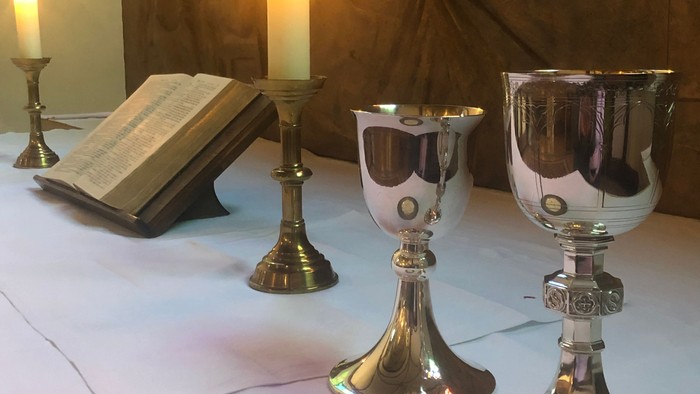 Abendmahlskelche und Patene mit Hostien auf dem Altar der Auenkirche