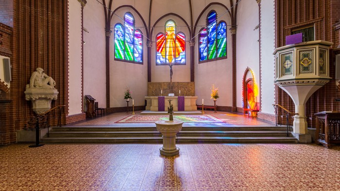 Auenkirche Apsis mit Taufstein, Kanzel und Denkmal