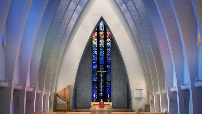 Kirche am Hohenzollernplatz Blick innen zum Altar