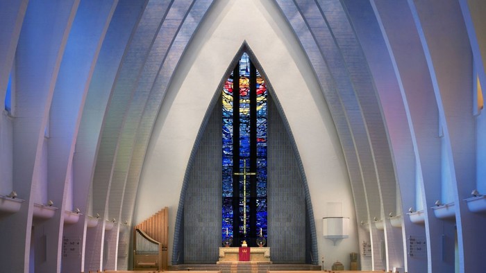 Kirche am Hohenzollernplatz Blick innen zum Altar
