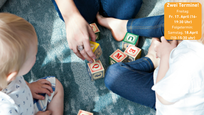 Zwei Kinder spielen mit Buchstabenbausteinen auf einem Teppich, während ein Erwachsener hilft, mit überlagerten Veranstaltungsdetails.