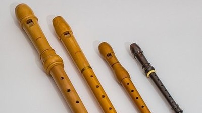 Vier Oboen in verschiedenen Größen und Farben