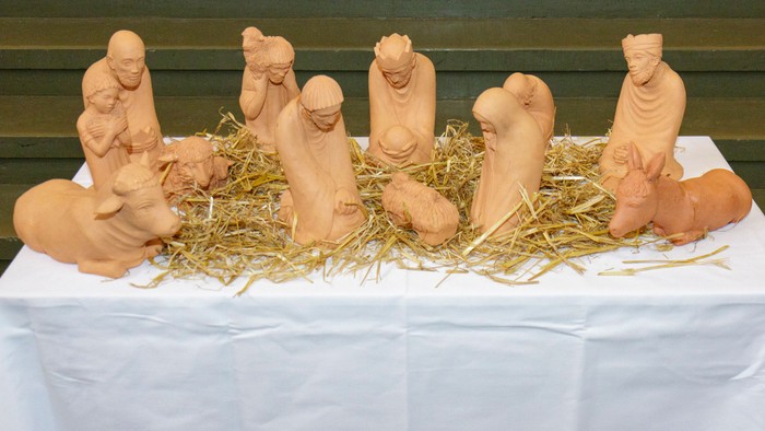 Die Figurinen stellen eine Krippe dar.