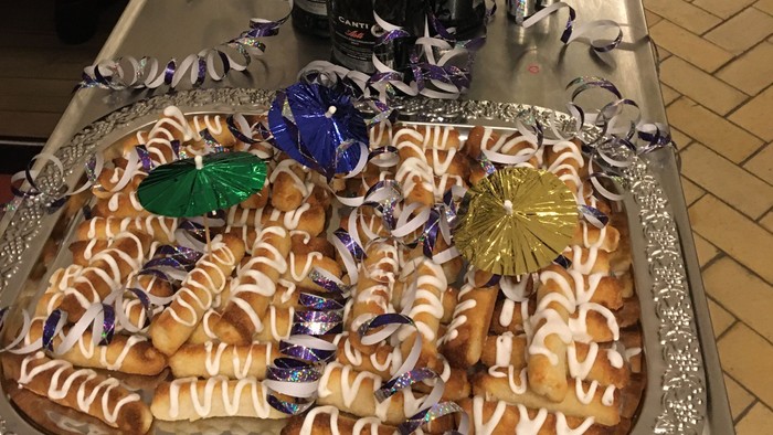 En festlig bordsbetegning med kager og champagneflasker