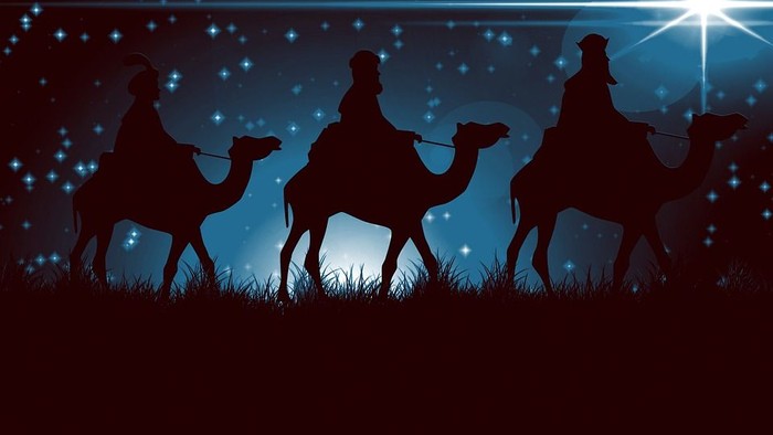 Tre vise mænd på kameler under stjernene.