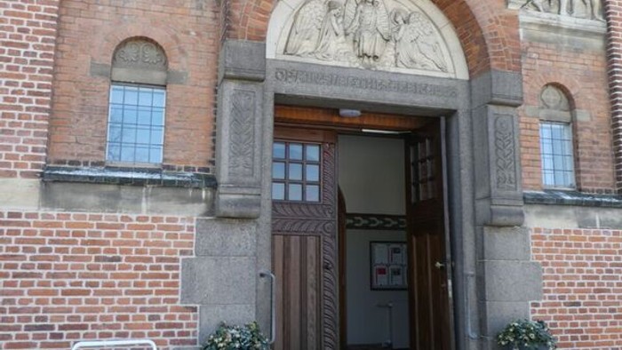 Bygningen har indskårene af Kristus og apostlerne over indgangen