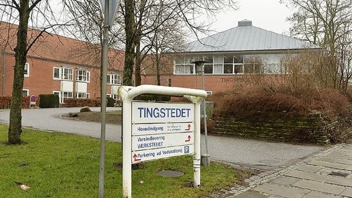 En skiltet med navnet Tingstedet foret og en bygning i baggrunden