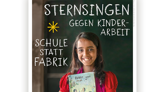 Schülerin hält Buch in der Schule, Plakat für Sternsingen