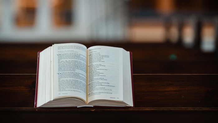 En åben bog på bord.