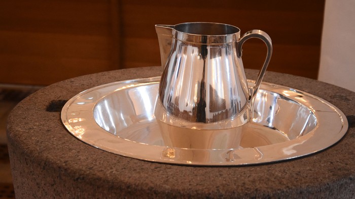 En sølv kaffekanne og bowl på granitplate