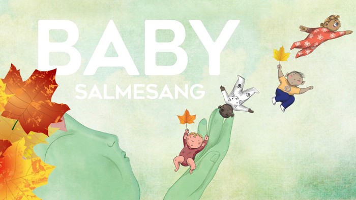 Børn spiller med løv og blærer i en frodig naturmiljø