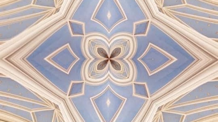 Indre del af en prægtig kirke med blå og guld dekorerede vægge og hvelvede tag