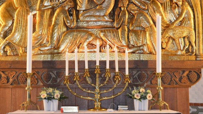 Guldhætte med levende scener og syvarmet candelabre