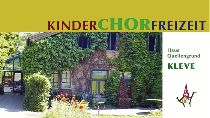 Das Bild zeigt ein Haus mit üppigem Grün und Blumen, mit der Aufschrift 