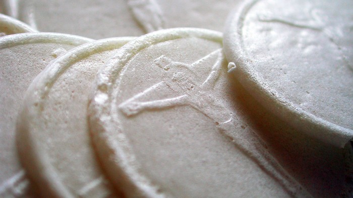 En stabel af flade, hvide kager med et krydslagt mønster.