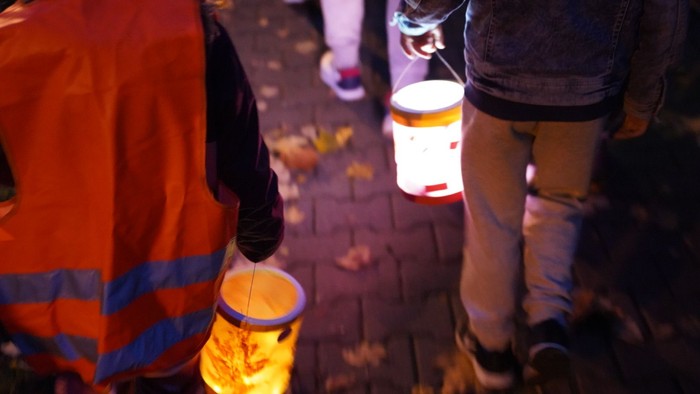 Sankt Martins-Umzug der Kita-Kinder der Friedenskirche auf einem Bürgersteig im Westend Offenbach