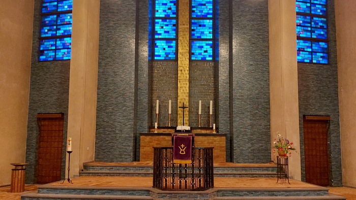 Die Kirche mit blauem Fenster und Altar.