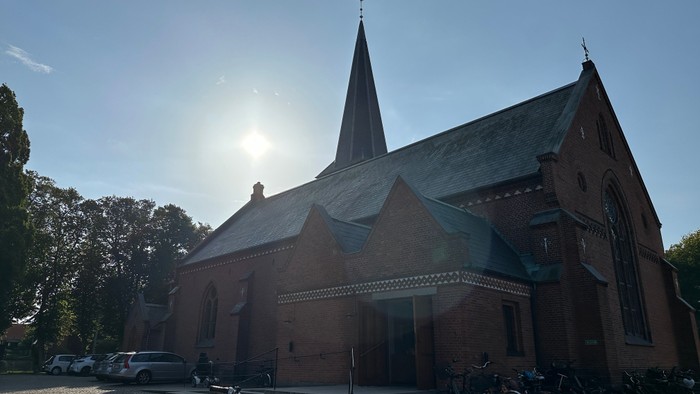 Kirken med spiret og cykler foran