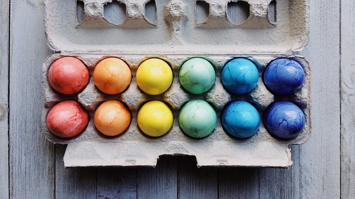 Bunte Ostereier in Pappkarton, sortiert nach Farben