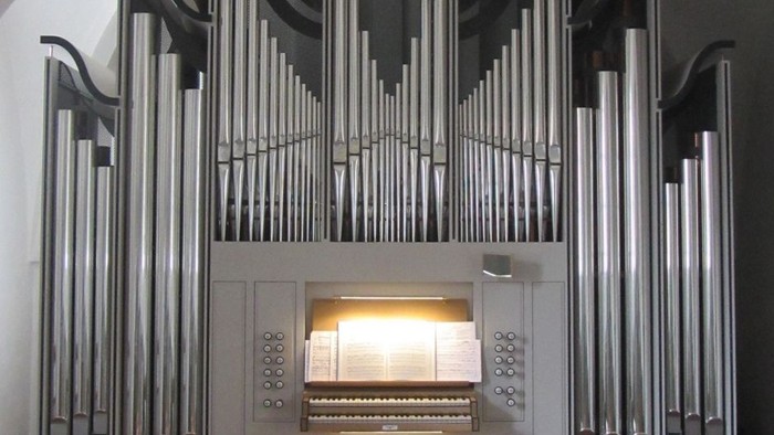 Stor orgel i kirke med mange pipers og manualer